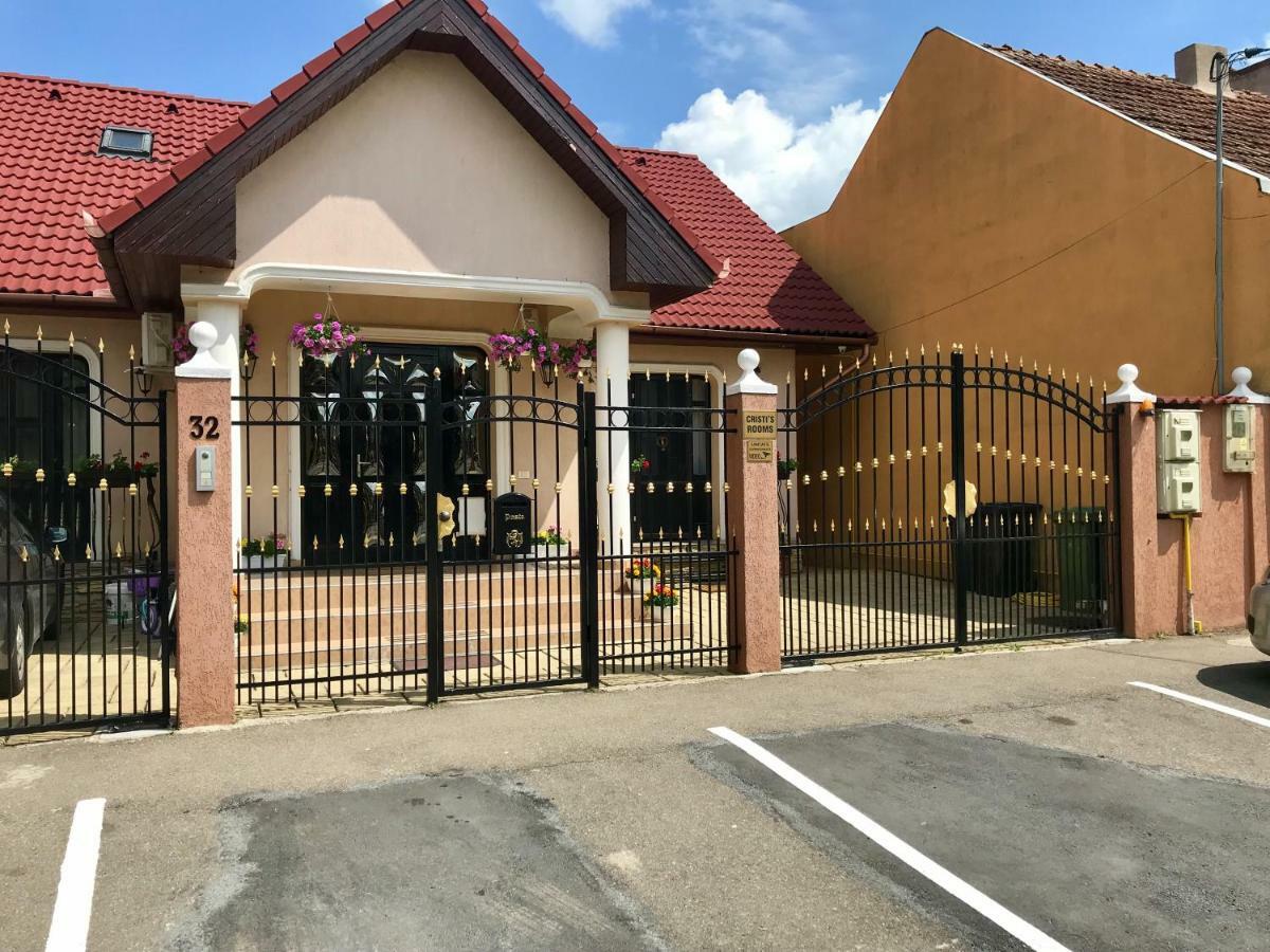 Cristi'S Rooms - Pensiune Oradea Ngoại thất bức ảnh