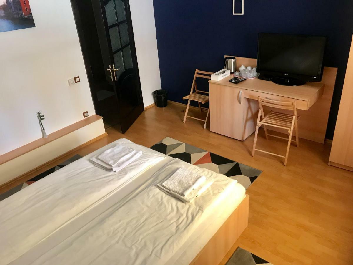 Cristi'S Rooms - Pensiune Oradea Ngoại thất bức ảnh