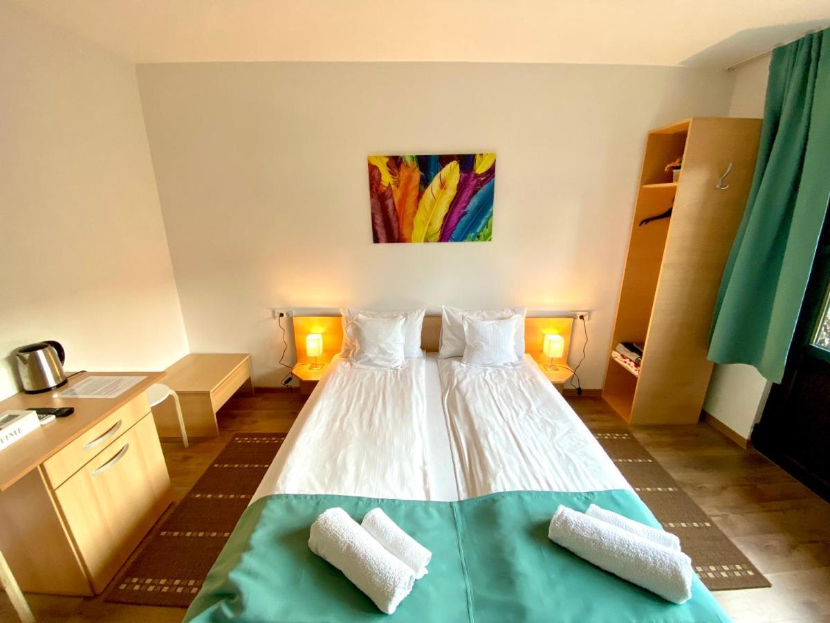 Cristi'S Rooms - Pensiune Oradea Ngoại thất bức ảnh