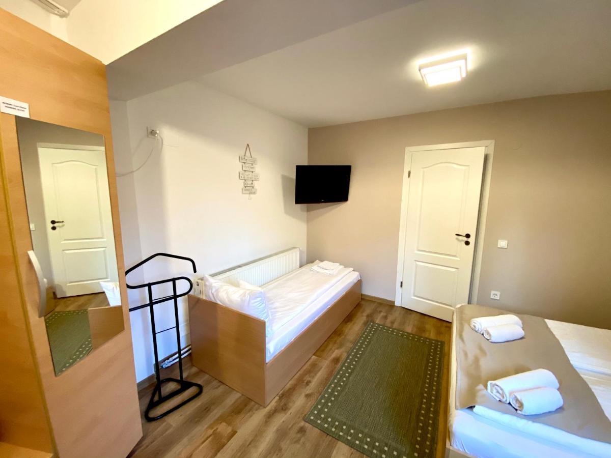 Cristi'S Rooms - Pensiune Oradea Ngoại thất bức ảnh
