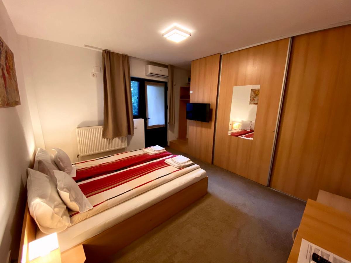 Cristi'S Rooms - Pensiune Oradea Ngoại thất bức ảnh